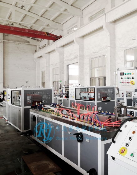 PVC一出二穿線(xiàn)管生產(chǎn)線(xiàn)