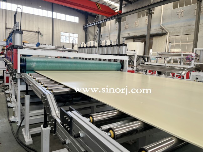 上午試機(jī)2m發(fā)泡板設(shè)備，下午試機(jī)poe床墊生產(chǎn)線，相當(dāng)厲害