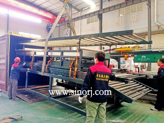 當下流行的LVT地板生產線裝柜發貨中