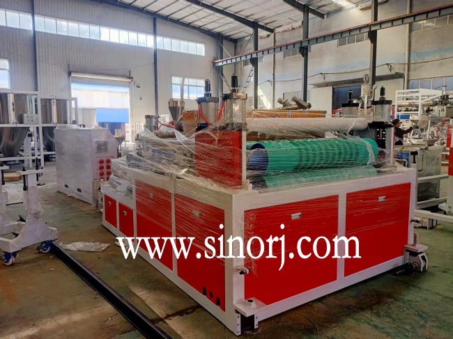 發(fā)往印尼的pvc波浪瓦，T型瓦生產(chǎn)線，大理石uv板生產(chǎn)線開始裝柜